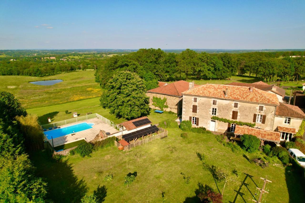 A L'Ombre Du Marronnier Gites La Peruse Luaran gambar